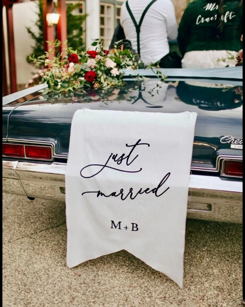 Just Married Banner resmi
