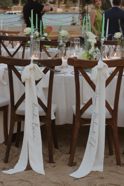 Bride & Groom dikişli sandalye kurdelesi resmi